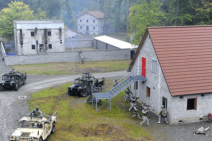 Đặc nhiệm Mỹ thực hành tác chiến cùng các loại vũ khí hiện đại